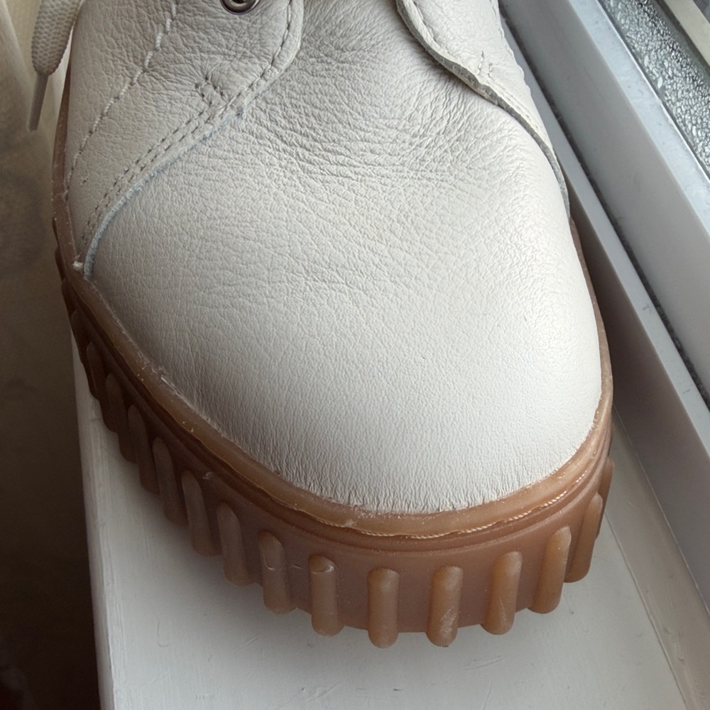 Stylish Cream colored Leather Clarks women's Boots - Picture 7 of 9
